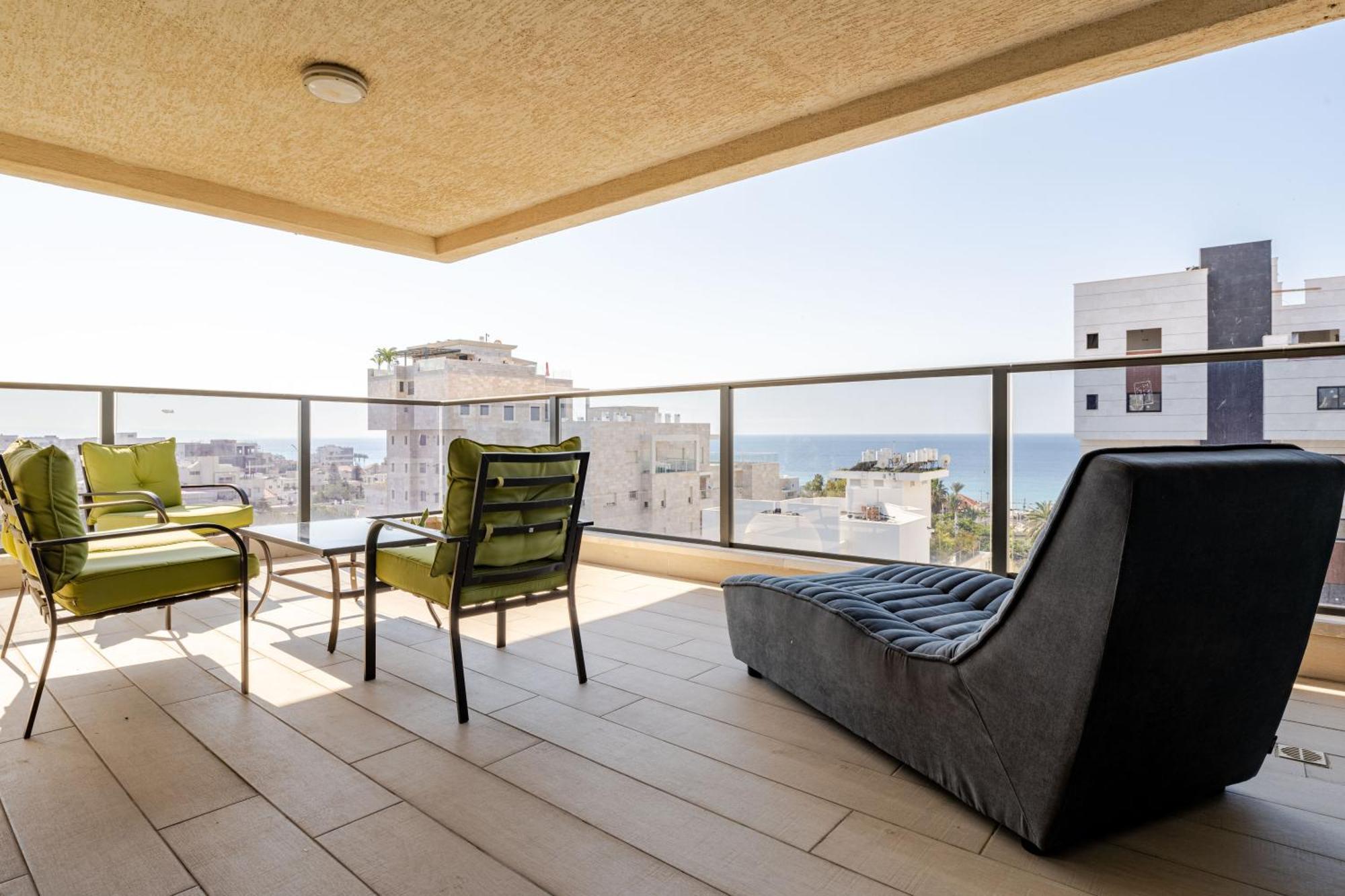 Balfour Sea View City Center Нагария Экстерьер фото
